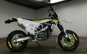 HUSQVARNA  701スーパーモト 2018 USV4