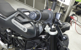 HUSQVARNA SVARTPILEN 125