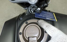 HUSQVARNA SVARTPILEN 250