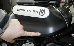 HUSQVARNA SVARTPILEN 250