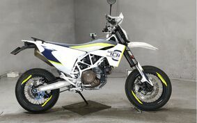 HUSQVARNA  701スーパーモト 2017 USV4