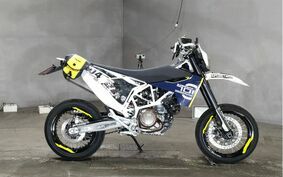 HUSQVARNA 701スーパーモト 2016 UST